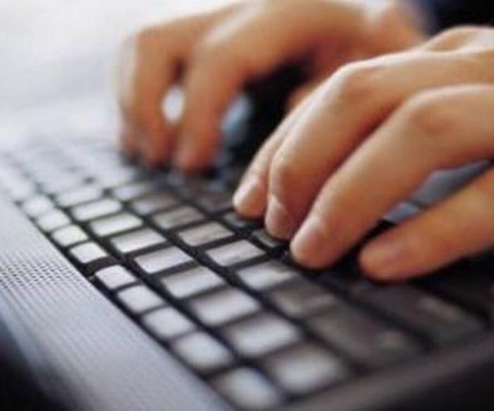 Truffe romantiche, incontri social e amori catfish. Adescano e poi chiedono soldi: come diffidare