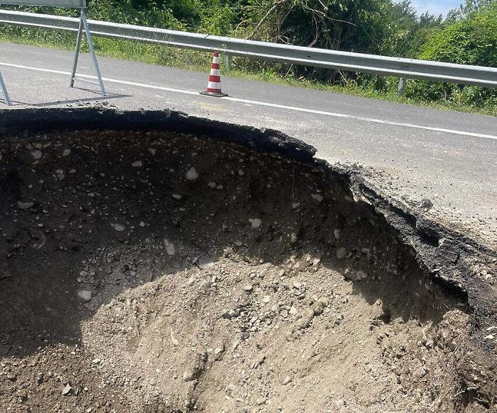 Cede la pavimentazione stradale sulla Provinciale 45, ordinanza per i mezzi pesanti