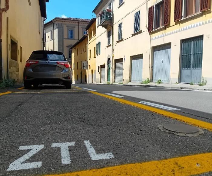 Arezzo, 35 nuovi posti auto con strisce gialle per i residenti nella Ztl