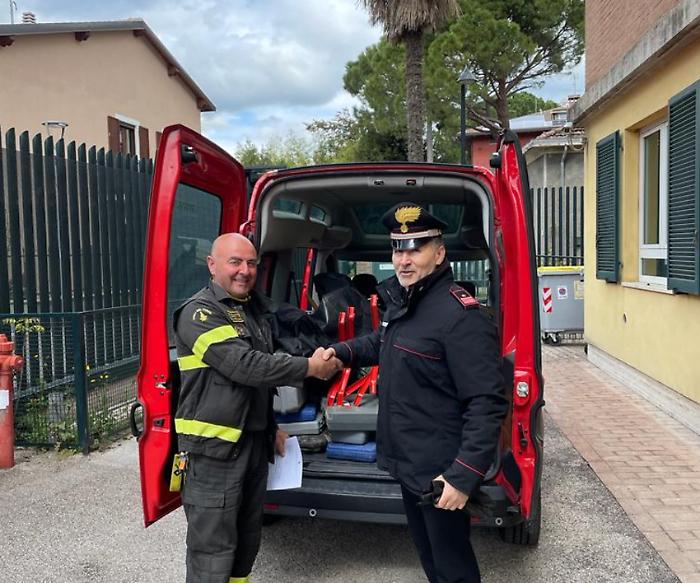 Furto mai denunciato, bottino donato ai vigili del fuoco: attrezzi per le operazioni di soccorso refurtiva