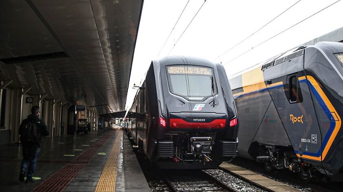 Lite a bordo del treno, la polizia lo trova con una lametta nella cover del telefono e un attrezzo rubato: denunciato 19enne
