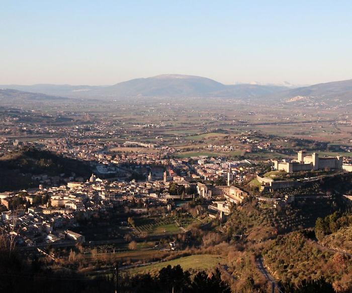 Spoleto, uomo trovato morto: è un omicidio. Indagini serrate, caccia all'assassino