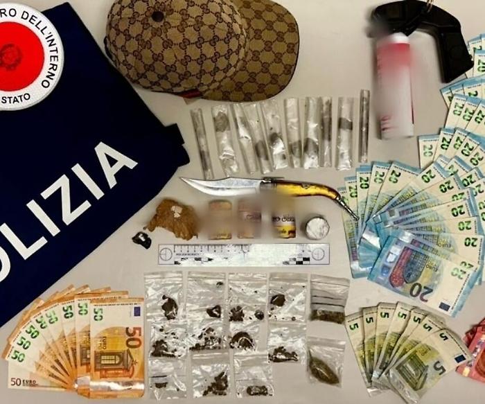 Droga, spaccio in centro in pieno giorno: due tunisini arrestati, denunciato minorenne
