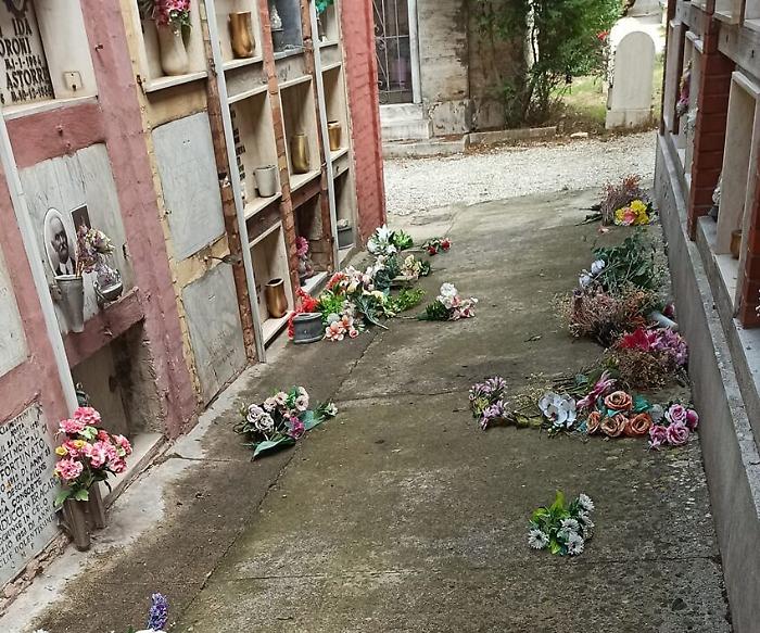 Perugia, cimiteri presi d'assalto nella notte: danni alle tombe e furti di rame. Rabbia sui social