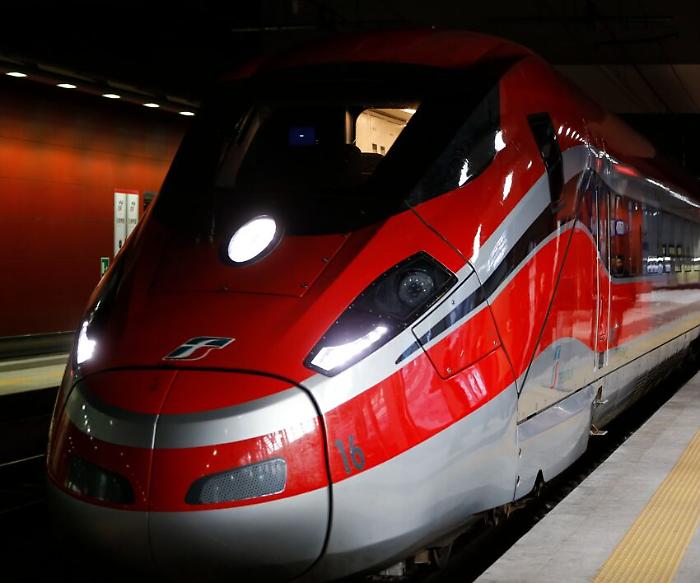 Treni ancora in ritardo, guasto causato dai fulmini nella tratta di Arezzo e linee di nuovo nel caos
