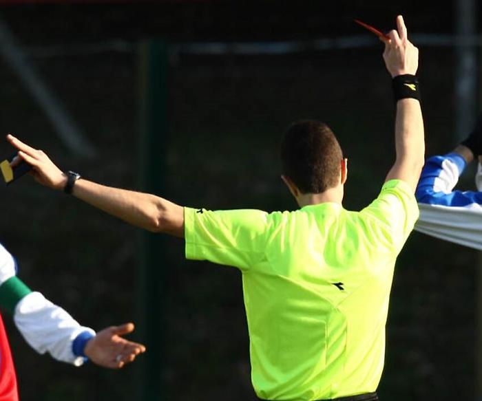 Colpisce l'arbitro al collo: dirigente fermato per 4 anni