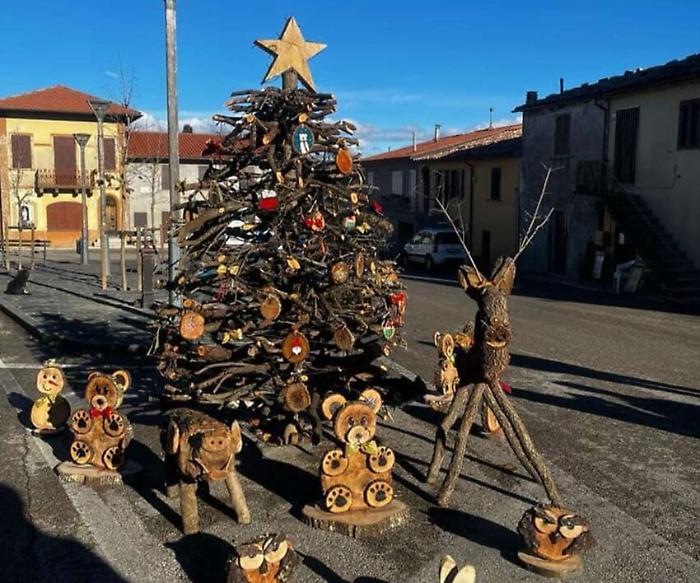 Scansano, l'iniziativa della Pro Loco di Murci: addobbi natalizi sostenibili per abbellire il borgo