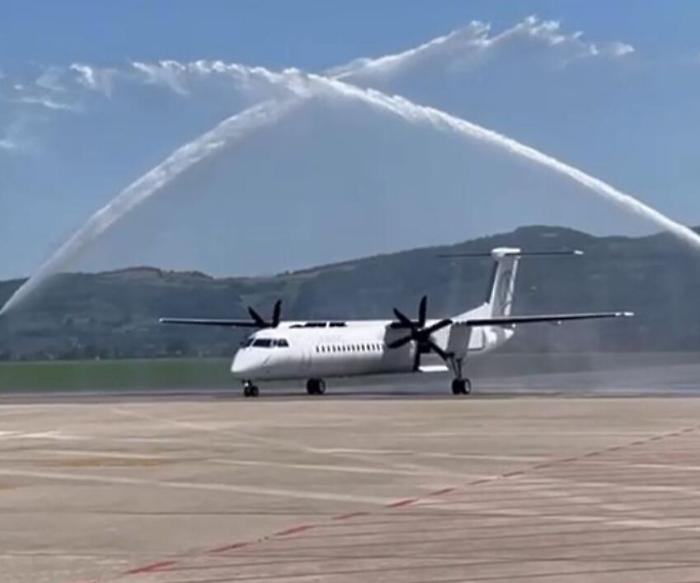 Perugia, nuova rotta collega l'aeroporto a Lampedusa e Verona: l'inaugurazione del volo