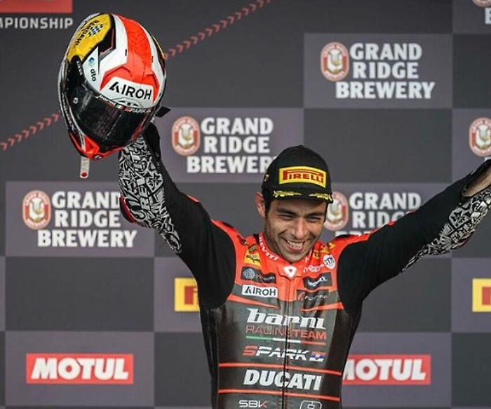 Danilo Petrucci da favola, in Superbike vola in gara2 e finisce sul podio: "Una battaglia"