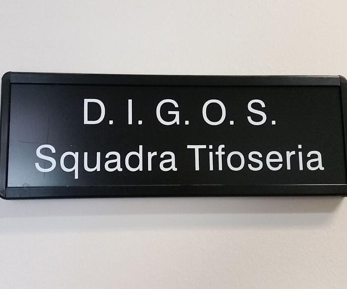 Terni, lancia un fumogeno in campo durante la partita Ternana-Cittadella. Daspato e denunciato