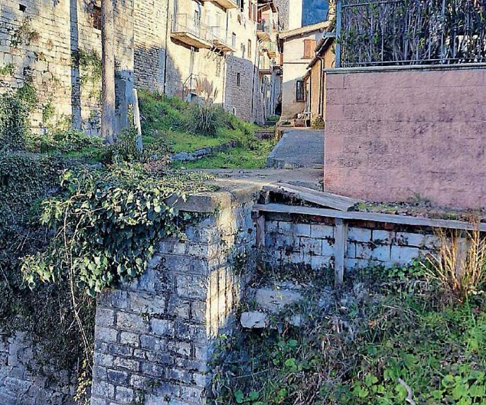 Gubbio, degrado e rifiuti nelle sponde dei fiumi. Un residente: "Il torrente Cavarello va ripulito"