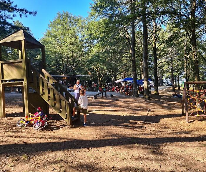 Piegaro, nuova vita per il parco di Montarale: giochi per bambini, tavoli e campo da bocce