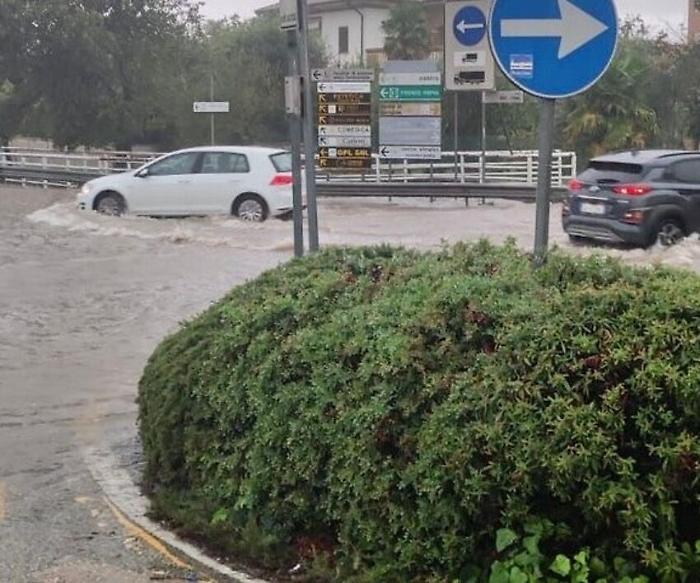 Terni, piogge e maltempo causano allagamenti in città. Il problema sono i tombini ostruiti