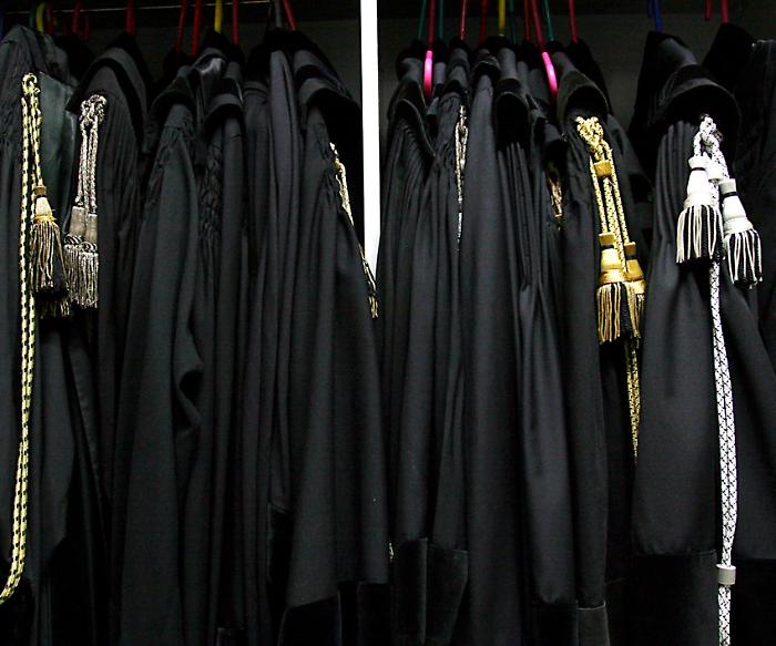 Perseguita la ex e le brucia l'auto: divieto di avvicinamento a un comandante della polizia locale