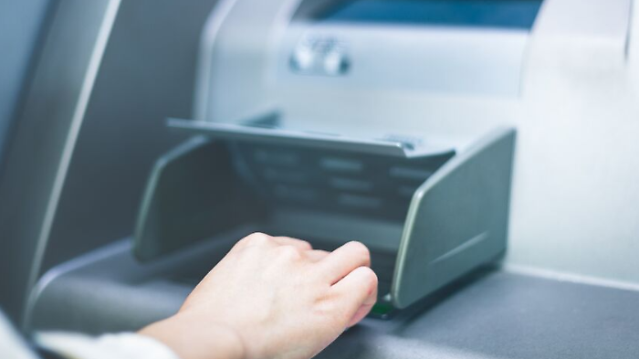 Perugia, bloccava i soldi nei bancomat per poi rubarli: arrestato in Spagna un 27enne. 