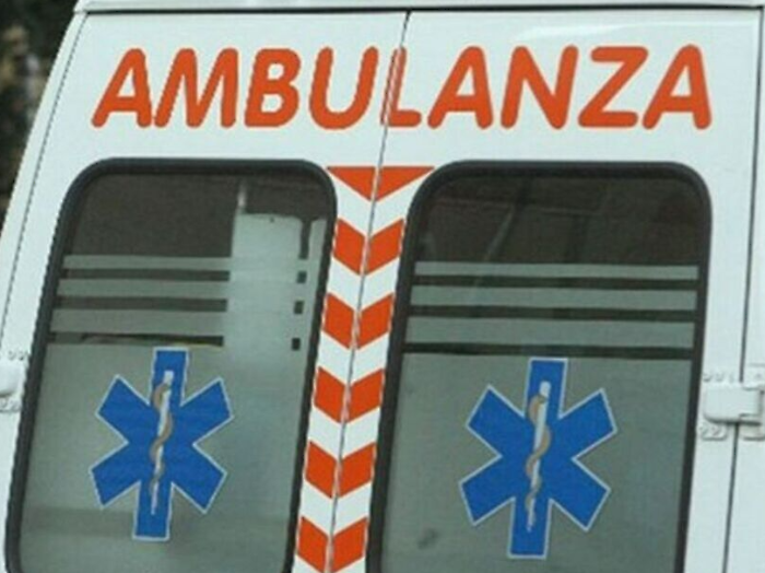 Cinquantenne trovato morto in casa, sul posto ambulanza e polizia: ipotesi overdose 