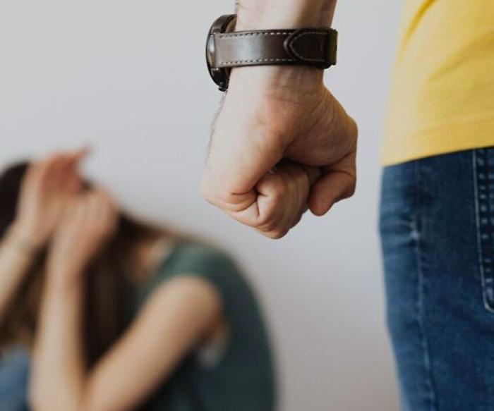 Città di Castello, pretende i soldi per comprare la droga e maltratta la madre. Allontanato