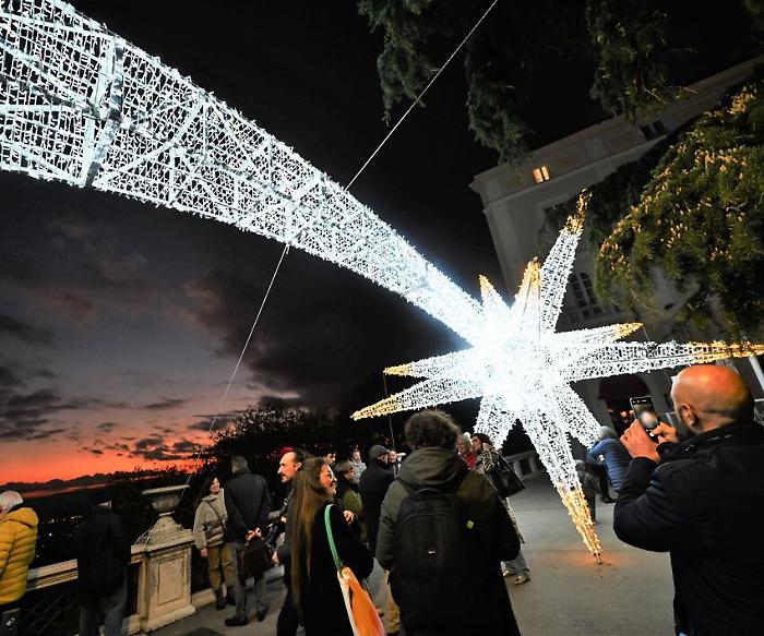 Perugia, il Natale è arrivato: accese le luminarie in centro storico e la stella cometa gigante