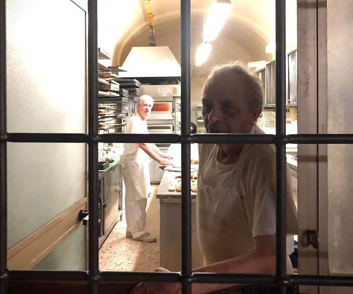 Perugia, chiude il Bar dell'Accademia in via dei Priori. Domenica 3 settembre gli ultimi bomboloni