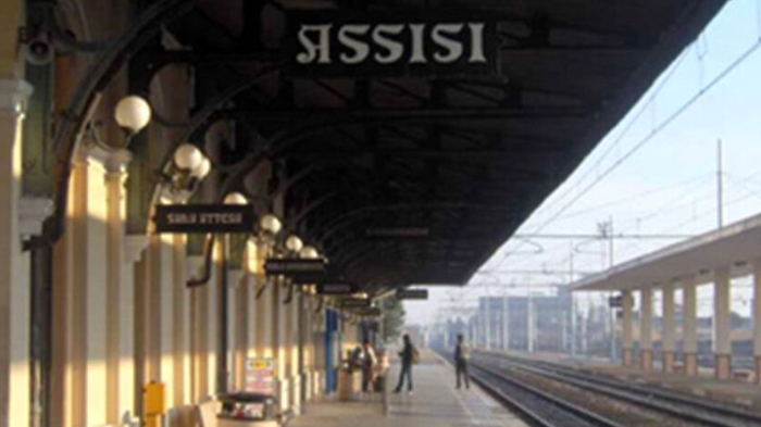 Momenti di paura in stazione: un uomo si aggira armato di pistola giocattolo,  denunciato
