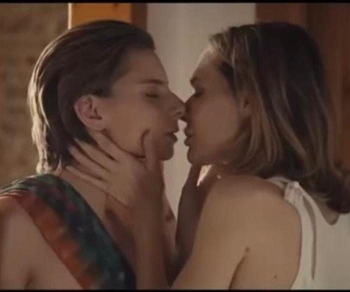 Laura Chiatti, il bacio con una ragazza nel trailer di Addio al Nubilato: "Nessun imbarazzo"