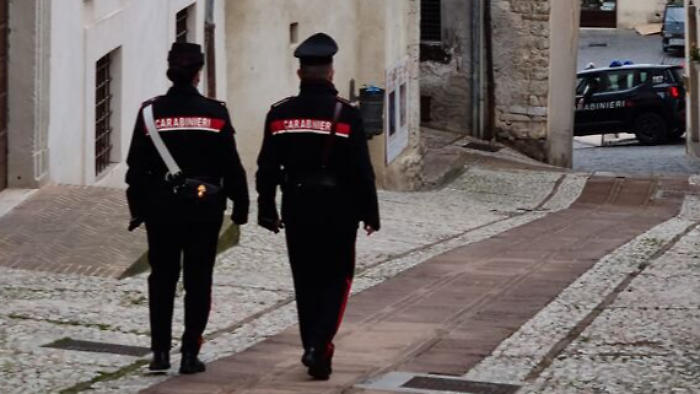 Ragazzi presi a pugni dal branco in centro, si stringe il cerchio sugli aggressori