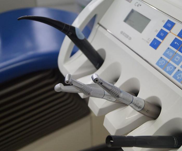 Perugia, finte dentiste operano su pazienti con la complicità della titolare: 3 condanne