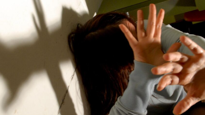 Prova a strappare gli slip a una 19enne e poi tenta di molestare un'altra donna in centro a Perugia: arrestato per violenza sessuale