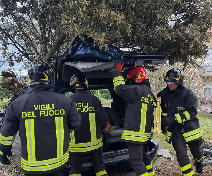 Emergenza terremoto: esercitazione di protezione civile con la Misericordia e i vigili del fuoco