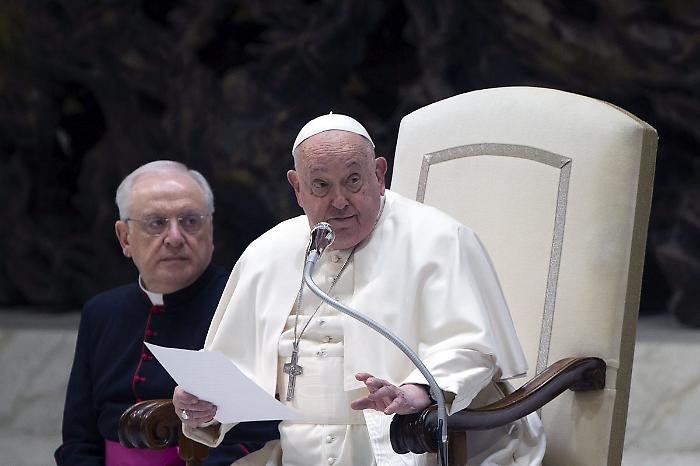 Papa Francesco: Condizioni Critiche ma Stabili, Continua il Monitoraggio alla Polmonite Bilaterale