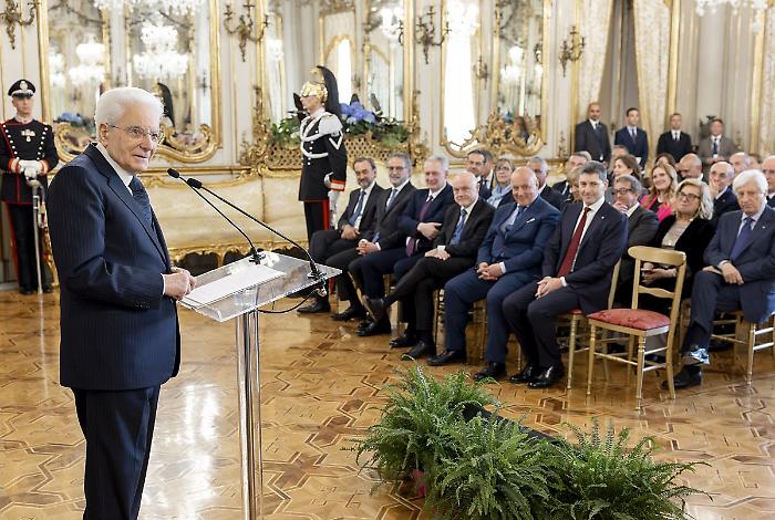 Mattarella "Di fronte a pericoli nuovi polizia dà sicurezza e speranza"