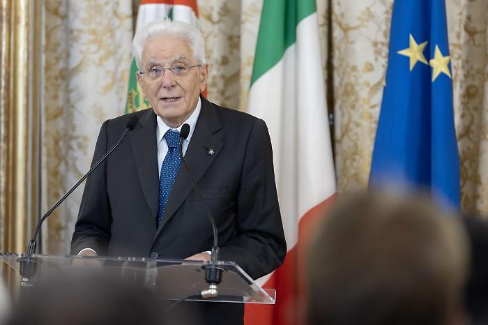 Carceri, Mattarella "Insostenibile sovraffollamento, emergenza suicidi"