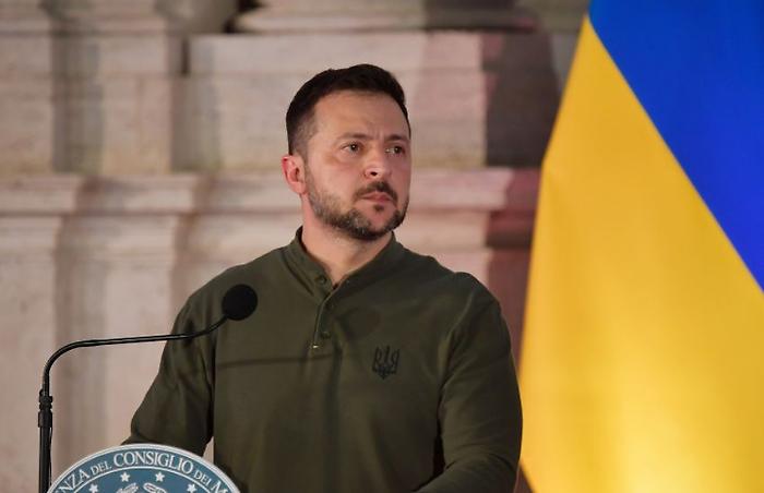 Zelensky "Putin vuole decidere tutto da solo, serve una pace stabile"