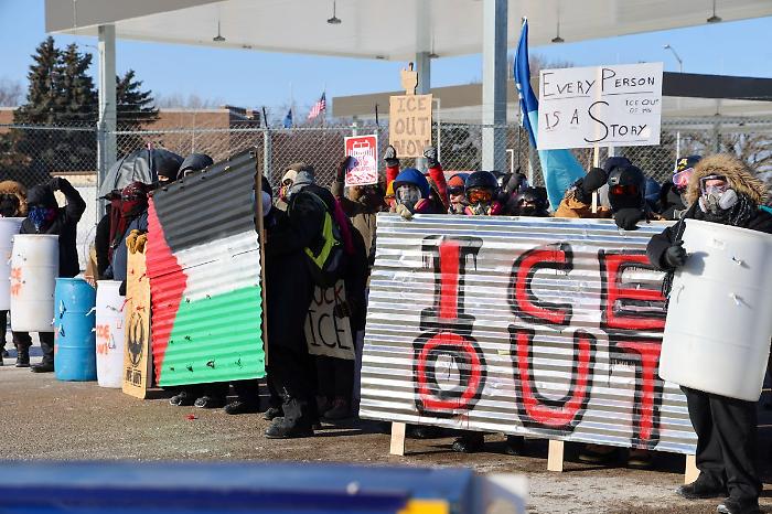 Minneapolis, uomo ucciso da agenti federali, Walz "Trump ritiri ICE"