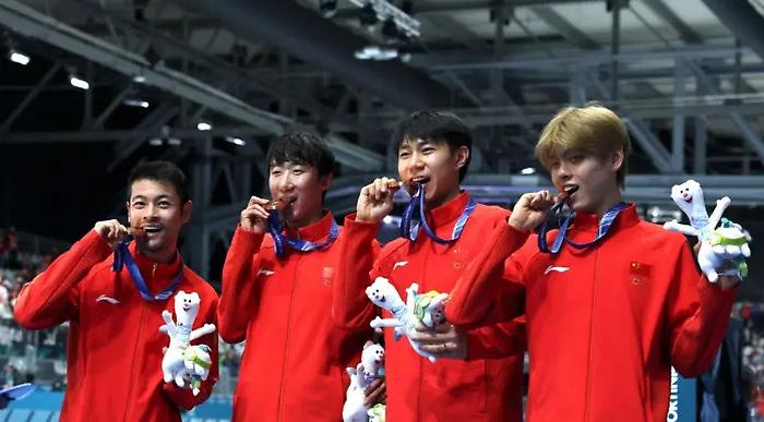 Pattinaggio, storico bronzo per la Cina nell'inseguimento a squadre