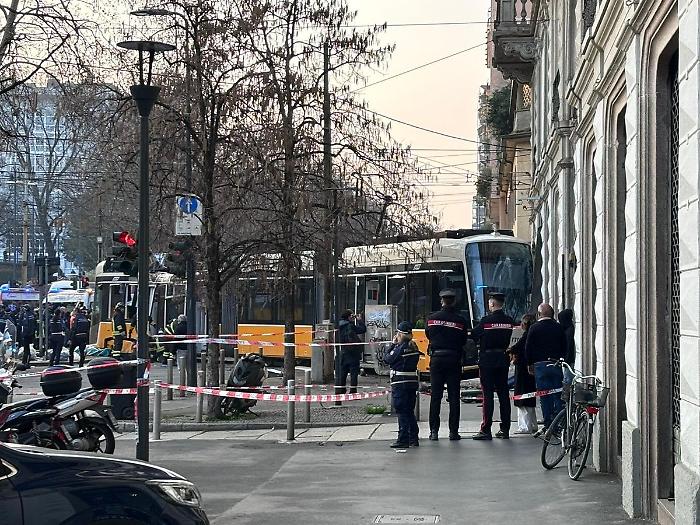 Tram deragliato a Milano, si aggrava bilancio un morto e una quarantina di feriti