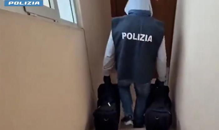 Nascondeva 65 kg droga in casa, 35enne romana tradita da passeggiate con il cane