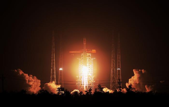 Cina, il razzo Long March-8 invia nello spazio nuovi satelliti Internet