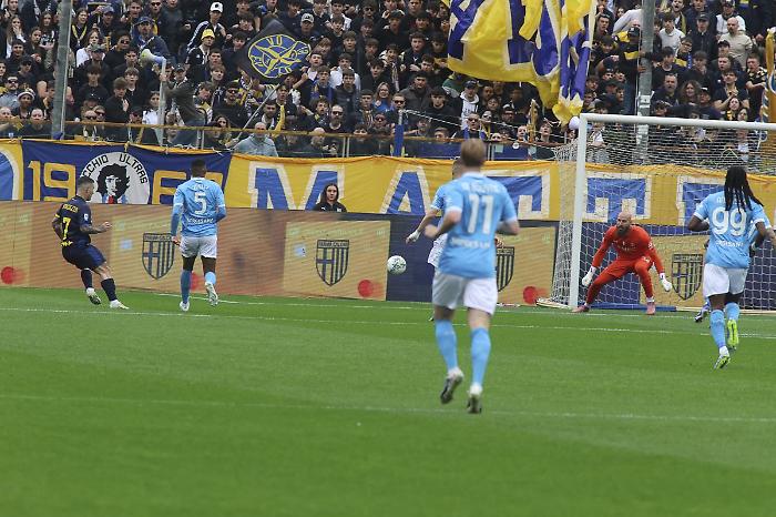 Il Parma rallenta la rincorsa del Napoli, al Tardini finisce 1-1