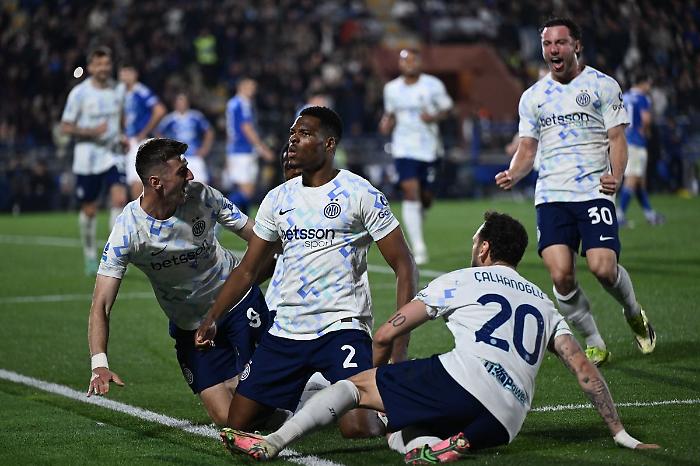 Da 2-0 a 3-4, l'Inter vince a Como in rimonta e vola a +9 sul Napoli