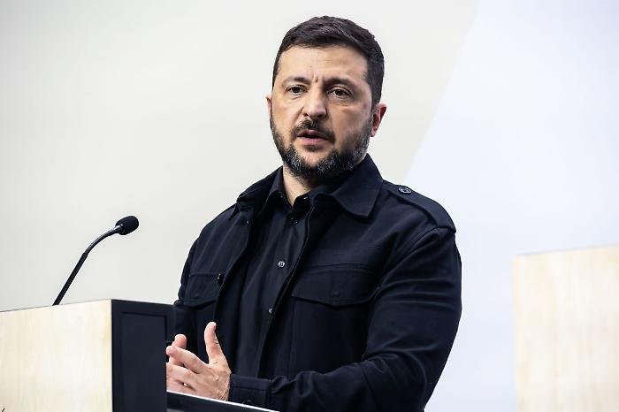 Ucraina, Zelensky "Attacchi russi questa notte con 4 morti e decine di feriti"