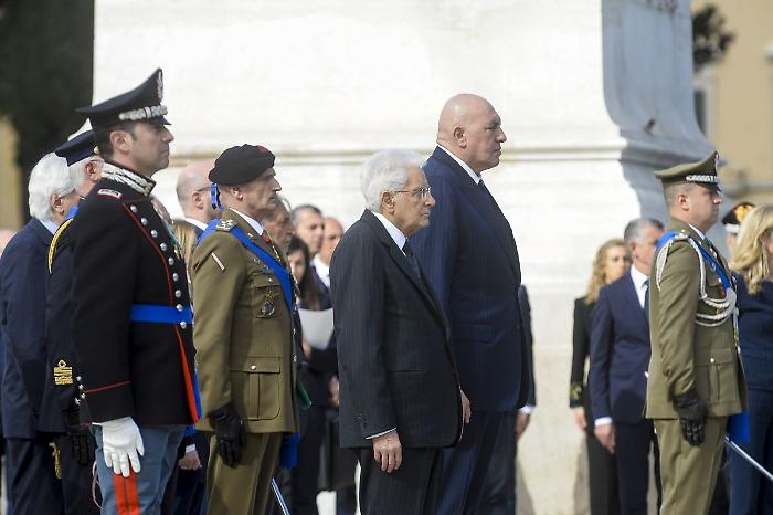 25 Aprile, Mattarella depone corona di alloro all'altare della Patria