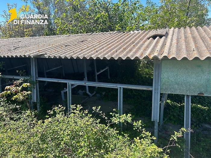 Sequestrata nel cosentino maxi area industriale con 1000 mq di amianto killer
