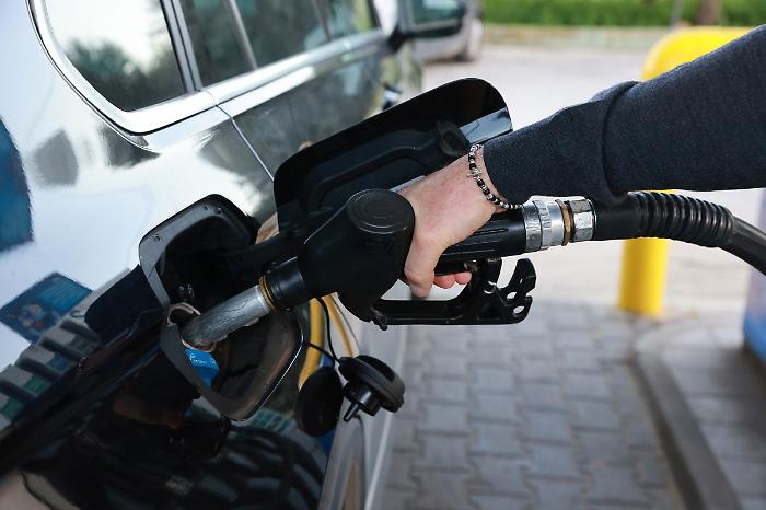 Carburanti: Mimit, prezzo medio self benzina 1,934 euro/litro, gasolio 2,026