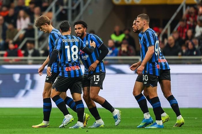 Fischi a San Siro, il Milan perde 3-2 in casa contro l'Atalanta