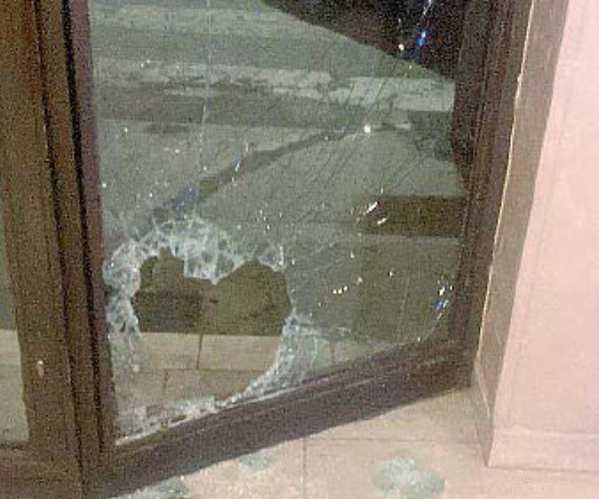 Terni, spaccata e furto al bar Coffee Time: bottino da mille euro. E' caccia al bandito