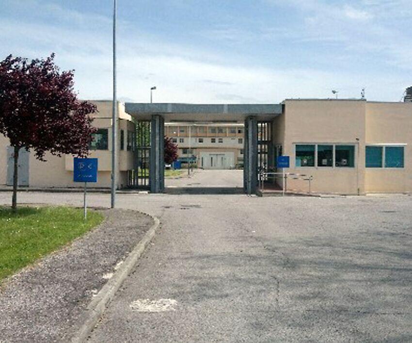 Perugia, ubriaco maltratta anziana madre e sorella, poi si scaglia contro i carabinieri. Arrestato