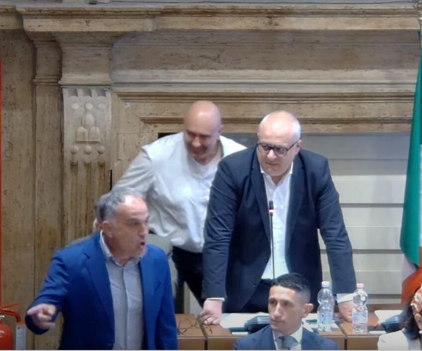 Terni, caos in aula del consiglio: Bandecchi e Schenardi contro Cecconi (Fdi). Sospesa la seduta