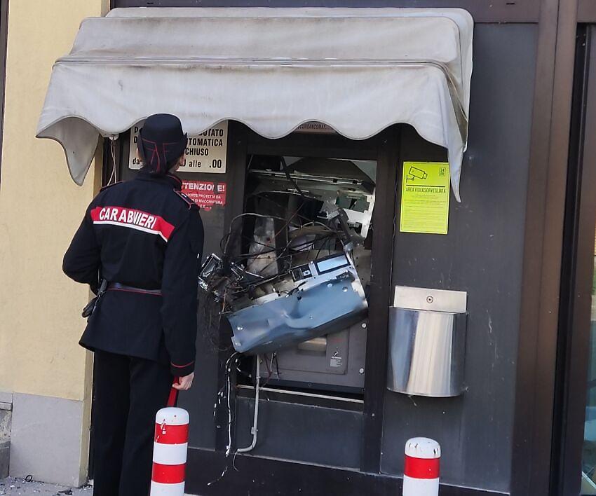 Perugia, caccia alla banda che ha fatto saltare in aria il bancomat. Bottino di migliaia di euro