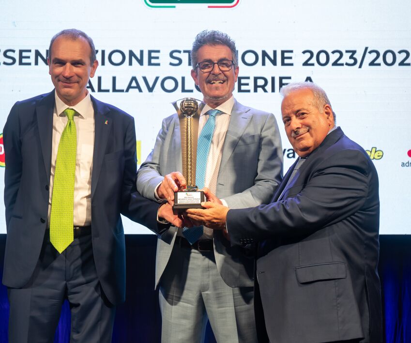 Il presidente Gino Sirci ritira il premio 